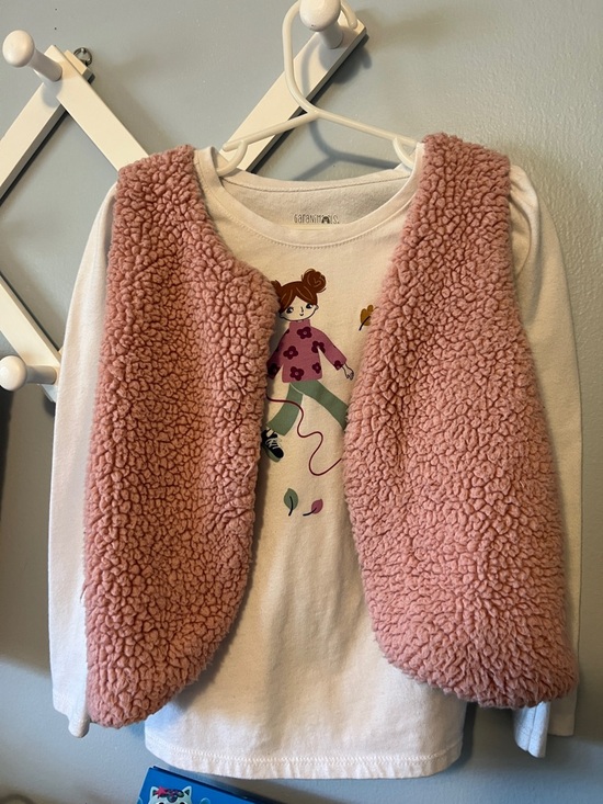 OshKosh B'gosh Other - OshKosh B'gosh Girls White Long Sleeve Tee with Pink Sherpa Vest